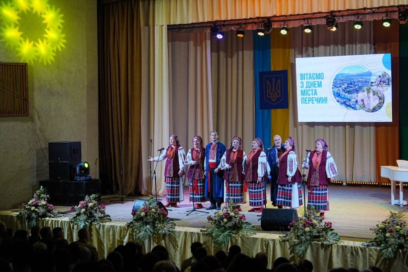 Творчий колектив у національних українських костюмах виступає на сцені