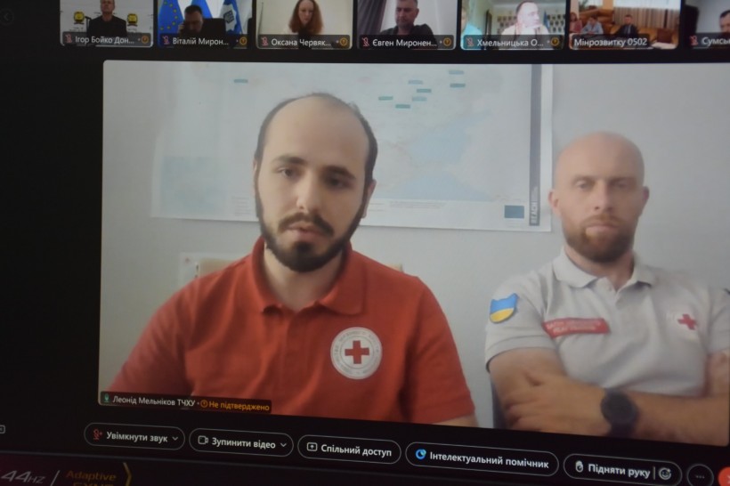Представники Червоного хреста обговорюють питання про евакуацію.