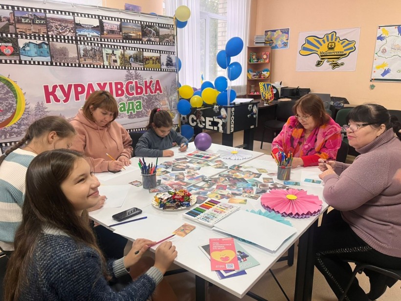 Учасники тренінгу під час заняття на освітній локації.
