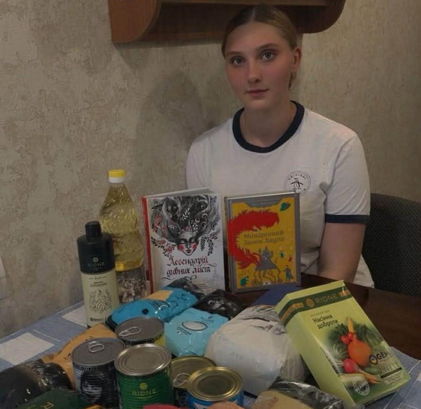 Дівчина тримає подаровані книги