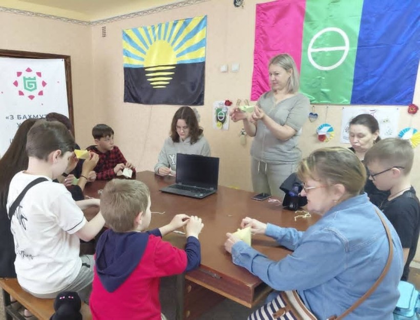Діти з Донецької області долучилися до акції «Голоси дітей»: робили янголят, а потім  розвішували їх на дерева пам’яті як вияв підтримки, пам’яті, надії.