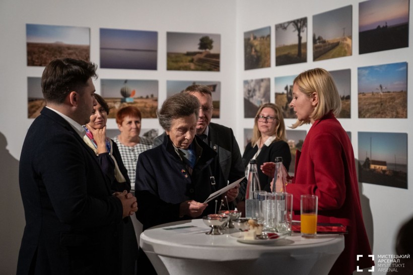 Принцеса Великобританії розглядає фотознімки