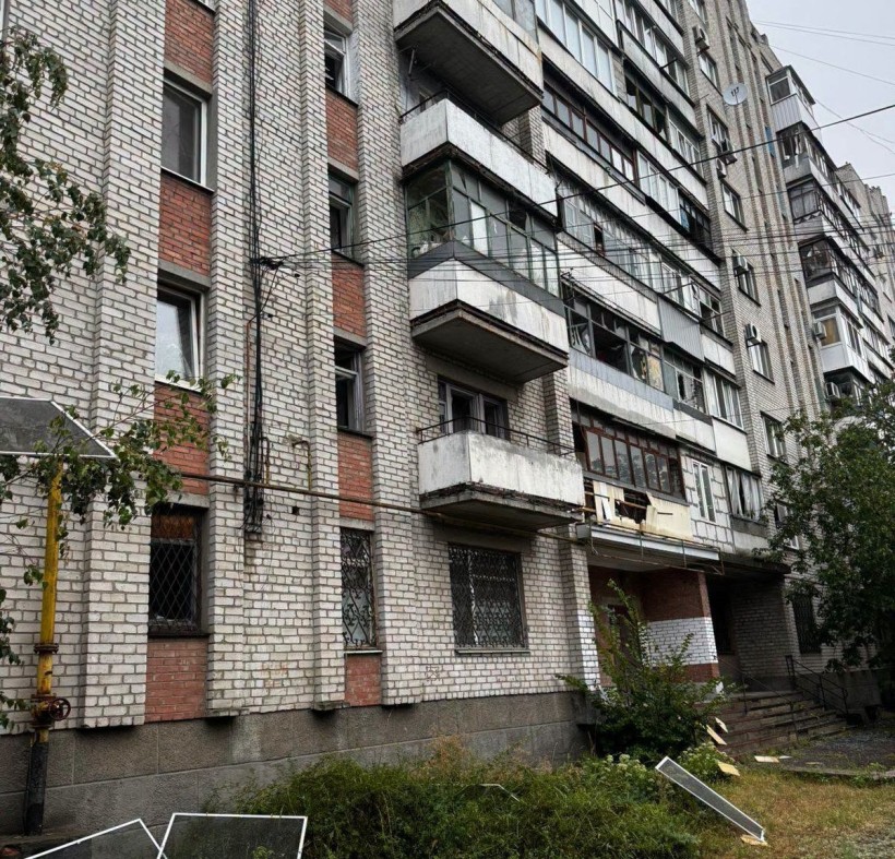 Зруйновані будинки після ворожого обстрілу