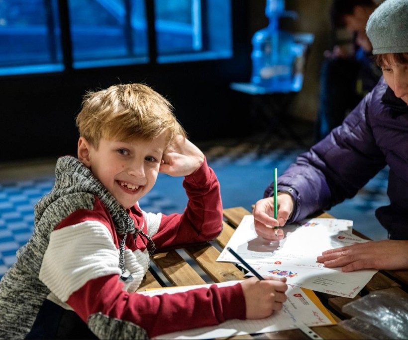 Дитина з Донецької області малює листівку Святому Миколаю