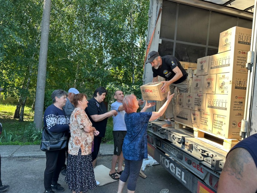 Представники Благодійної організації Благодійного фонду «GLOBAL EMPOWERMENT MISSION» GEM на постійній основі забезпечують мешканців Донеччини продуктовими наборами та питною водою, самостійно доставляючи допомогу у найвіддаленіші куточки області