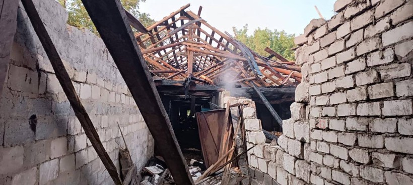 Зруйнована російськими окупантами будівля зсередини.