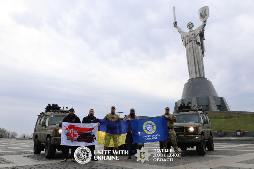 Парамедики Донеччини отримали в Києві кейсеваки від Світового Конгресу Українців