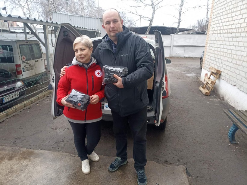 Голова правління АТ «Донецькоблгаз» Вадим Батій  з представницею Червоного Хреста