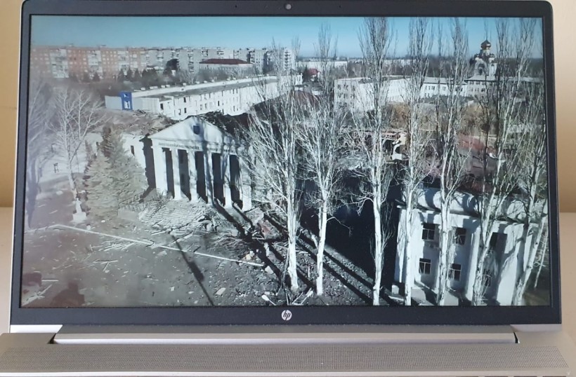 На екрані телевізора фотографія повністю знищеного обстрілами Росії театру