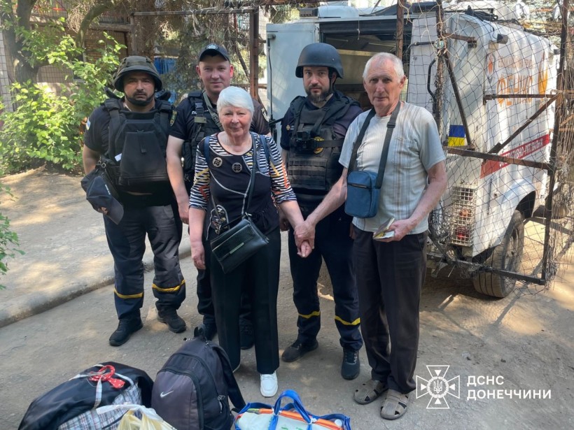 Група Фенікс допомагає з евакуацією родині літнього віку