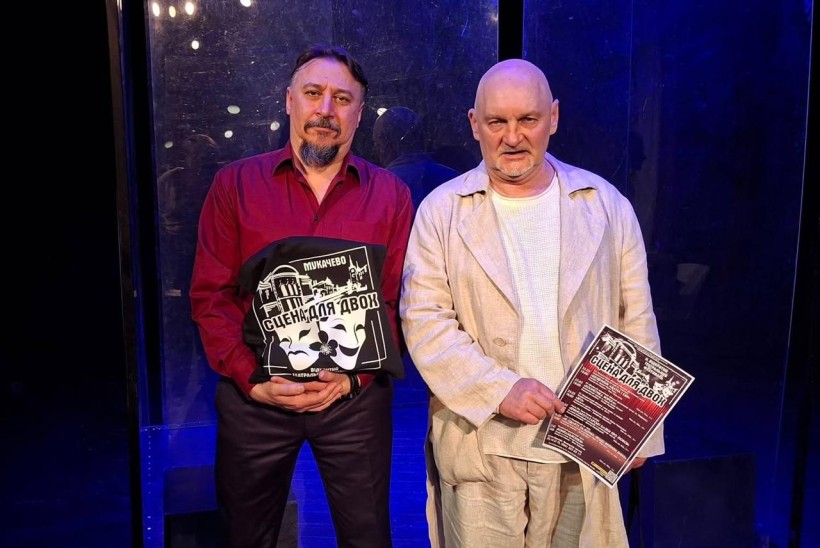 Актори театру з дипломами та цінними подарунками