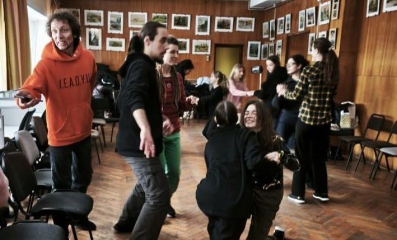 Актори у різноманітних позиціях практикують нові театральні навички