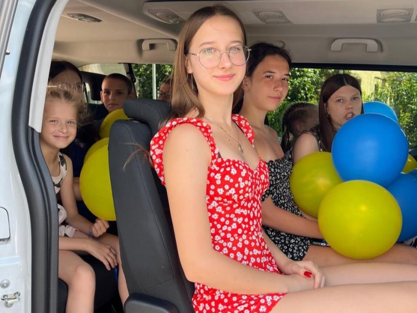 Діти сидять в новій машині