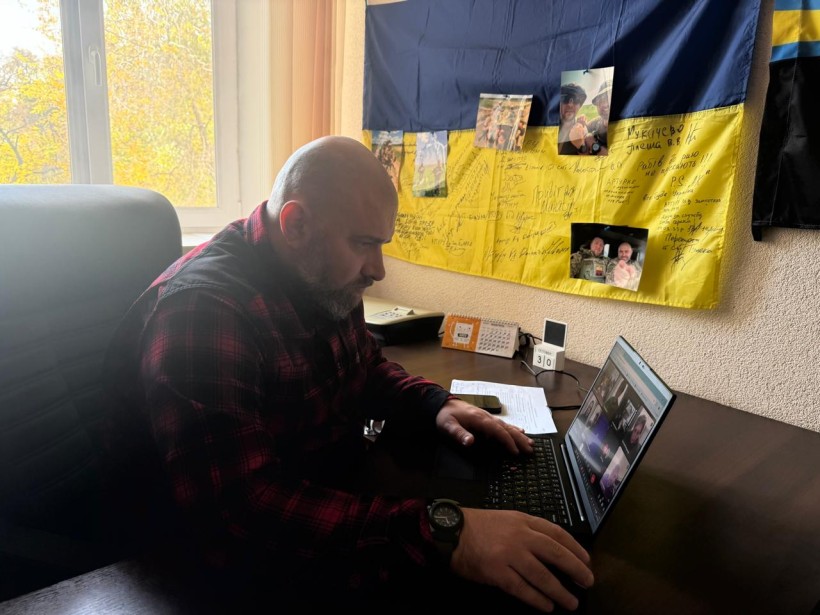 Артур Насібян – начальник управління з питань ветеранської політики облдержадміністрації, проводить зустріч з ветеранами