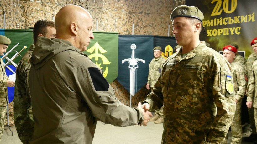 Вадим Філашкін нагороджує військовослужбовця 20 корпусу