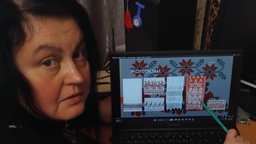 Спікер показує традиційну вишивку Слобожанщини