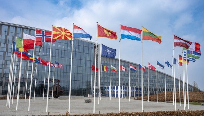 Прапори країн-членів НАТО біля штаб-квартири Альянсу