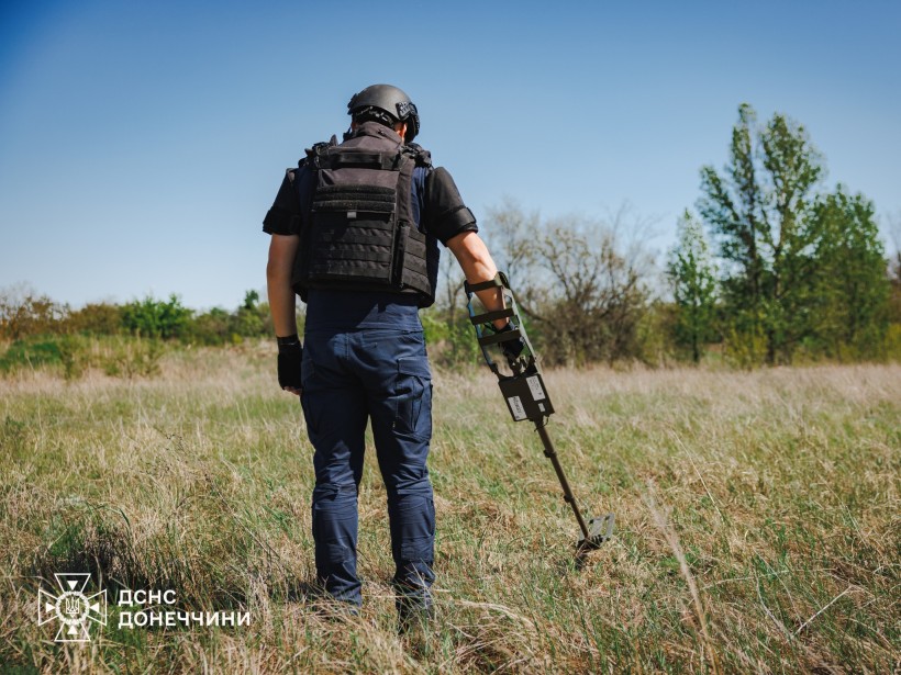 Піротехнік Донеччини обстежує територію на вибуонебезпечні предмети