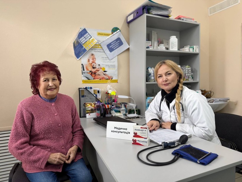 Жінка - переселенка отримує медичну консультацію у лікаря на базі гуманітарного центру Торецької громади