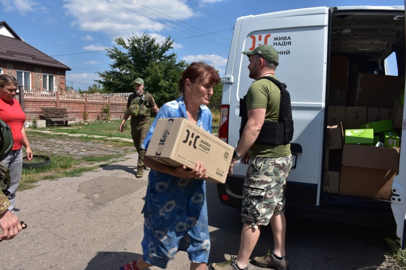 Мешканці Донеччини отримують допомогу від військових та волонтерів
