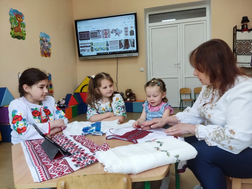 Діти з Донеччини із захопленням долучилися до художньої вишивки