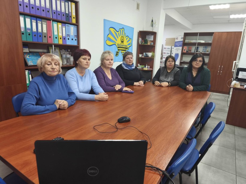 Учасники зустрічі сидять перед монітором