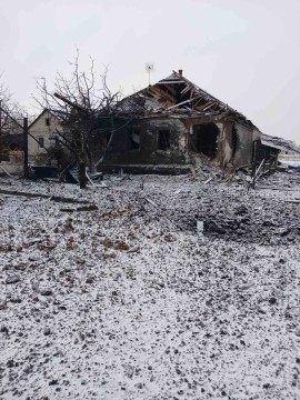 Зруйнований будинок після ворожого обстрілу