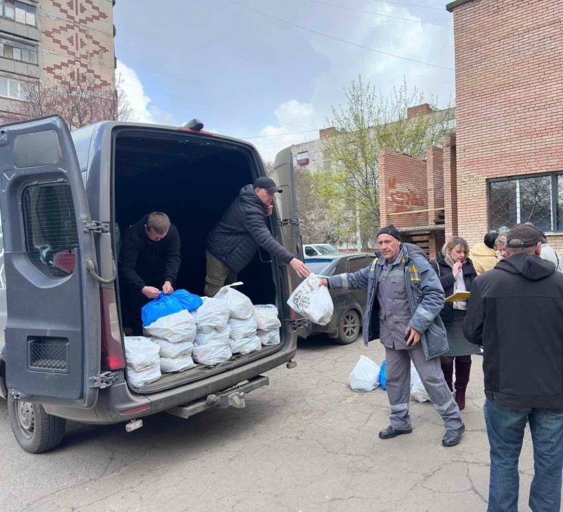 Видача благодійної допомоги мешканцям Донецької області