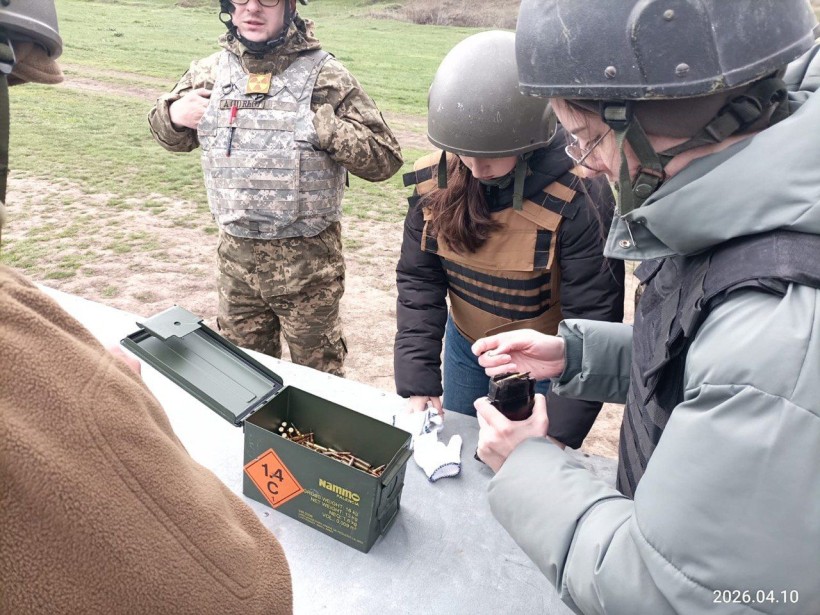 У польових умовах учасники відпрацьовують тактичні дії, пересування, взаємодію в групах, організацію спостереження та алгоритми реагування на умовні загрози.