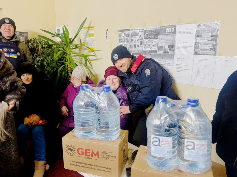 Представники Благодійної організації Благодійного фонду «GLOBAL EMPOWERMENT MISSION» GEM на постійній основі забезпечують мешканців Донеччини продуктовими наборами та питною водою, самостійно доставляючи допомогу у найвіддаленіші куточки області