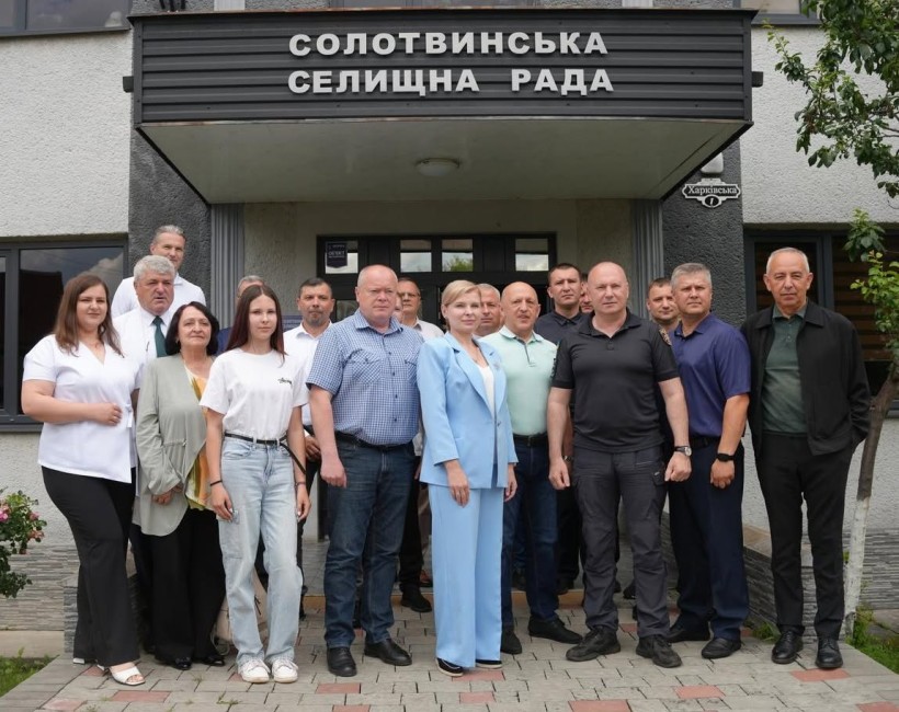 Спільне фото біля Солотвинської селищної ради