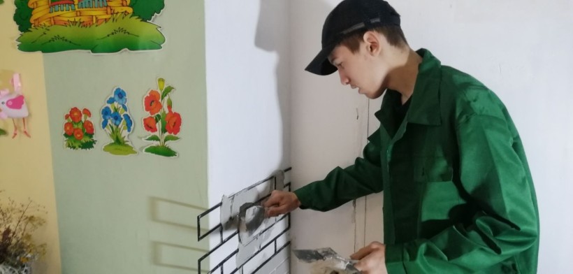 Майбутні маляри-штукатури, здобувачі освіти Торецького професійного ліцею, під час виробничої практики