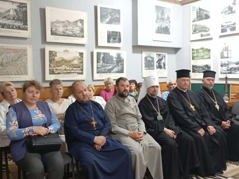 Глядацький зал, в якому сидять відвідувачі виставки та представники духовенства