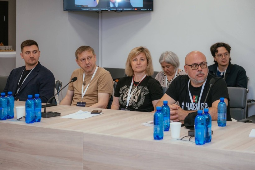Сергій Чаус бере участь у обговоренні разом з представниками інших громад