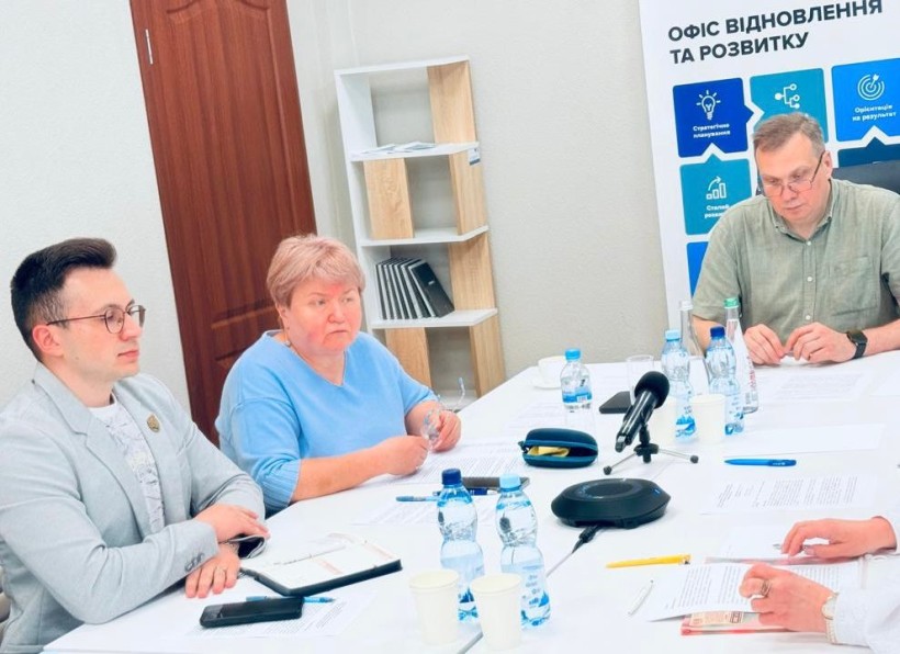 Заступник голови Донецької облдержадміністрації Олександр Швеченко та начальник управління сім'ї, молоді та масових заходів національно-патріотичного виховання Лілія Золкіна