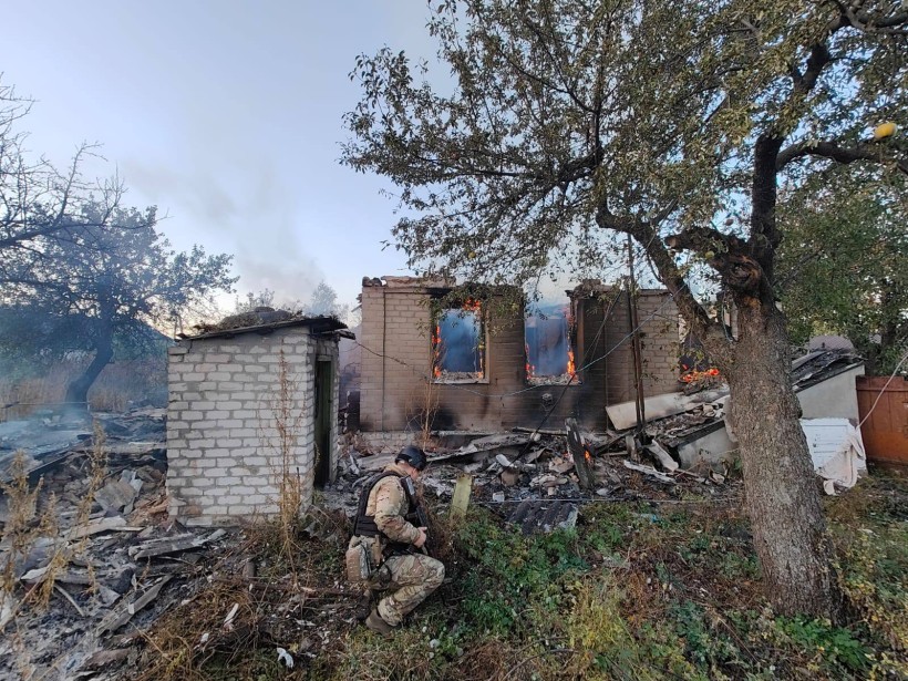 Зруйнований будинок після ворожого обстрілу