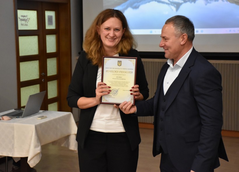 Володимир Мицик вручає грамоту