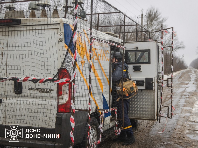 Броньований автомобіль.
Поруч стоїть рятувальник.