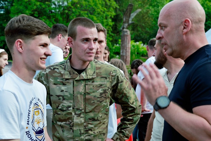 Голова та заступник молодіжної ради при Донецькій обласній державній адміністрації  спілкуються з Вадимом Філашкіним