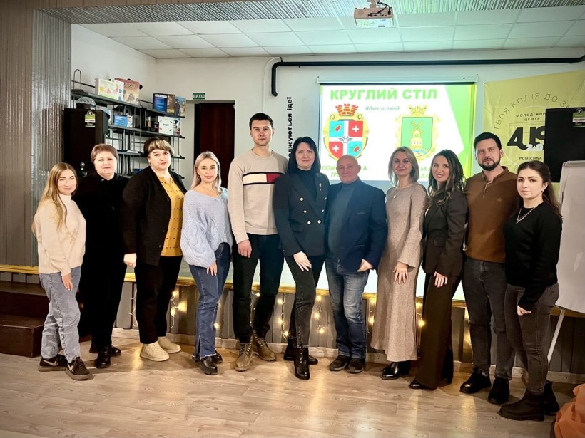 Спільне фото двох громад.
Позаду на екрані герби Черкаської та Помічнянської громад.