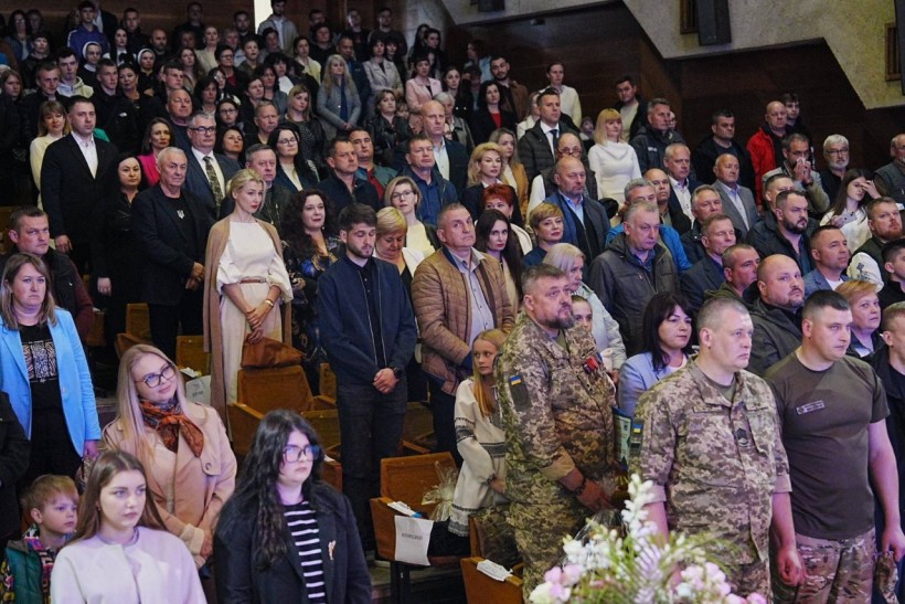 Учасники урочистостей, цивільні та військові, шанують загиблих хвилиною мовчання