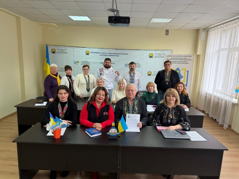 Освітяни Донеччини під час написання диктанту національної єдності