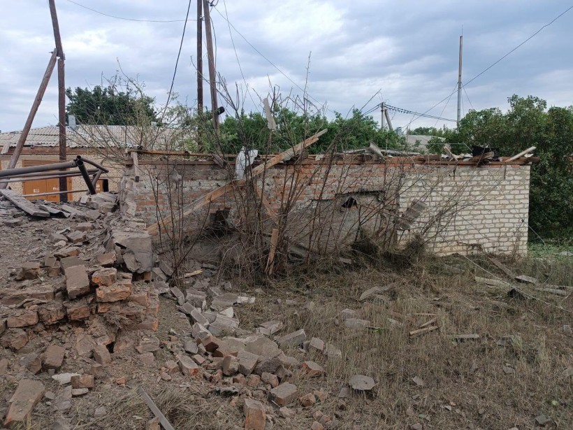 Зруйнований будинок після ворожого обстрілу
