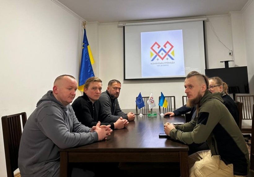 Робоча зустріч представників громад, учасники сидять за столом.