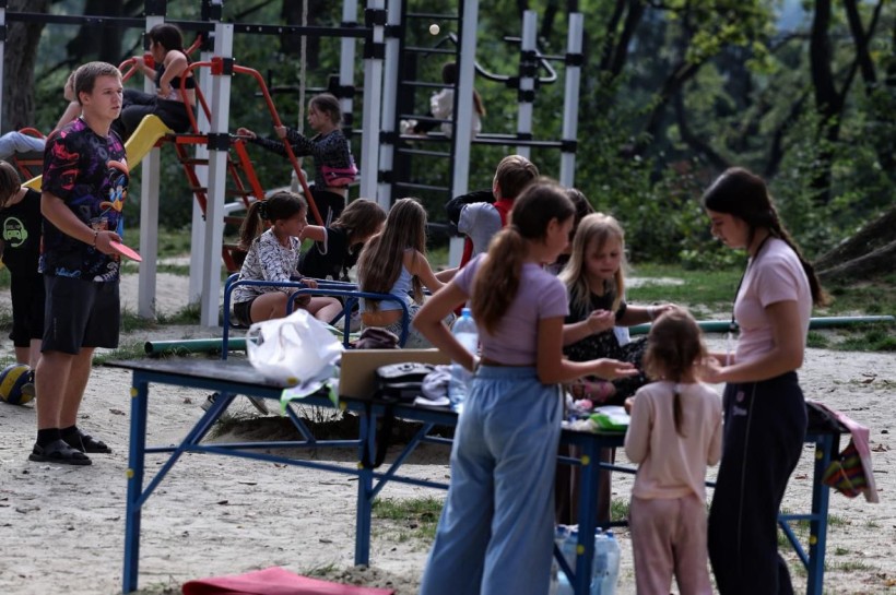 Діти відпочивають на спортивному майданчику