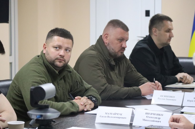Учасники Ради оборони Донецької області слухають пропозиції очільника Донеччини з приводу розподілення коштів, які виділили для забезпечення військових БПЛА та засобів РЕБ.