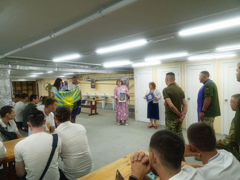 Під час патріотичного заходу випускники дарують військовим прапор Донецької області із побажаннями та потріотичні сувеніри.