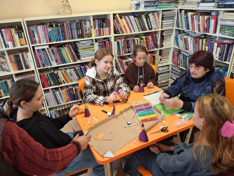 Учасники гуртка декоративно-ужиткового мистецтва в Багатофункціональному просторі Шахівської сільської ради
