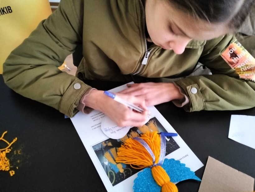 Дівчинка виготовляє оберіг для воїнів Збройних Сил України» в освітньому хабі «Донеччина»