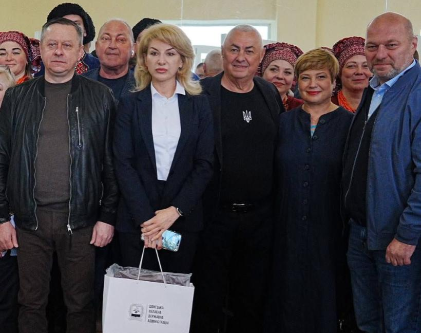 Група людей, серед яких представники влади з Донецької області та Перечина